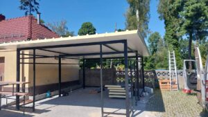 Montaż garażu z płyt warstwowej firmy Garage Delux
