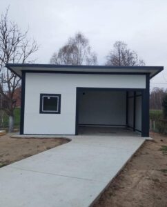 Garaż z płyty warstwowej firmy Garage Delux