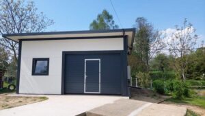 Garaż z płyty warstwowej firmy Garage Delux