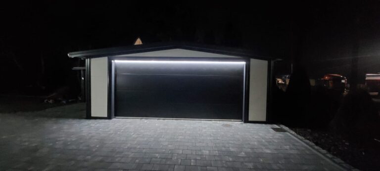 Garaż z płyty warstwowej firmy Garage Delux