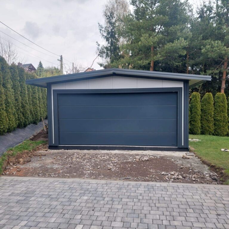 Garaż z płyty warstwowej firmy Garage Delux