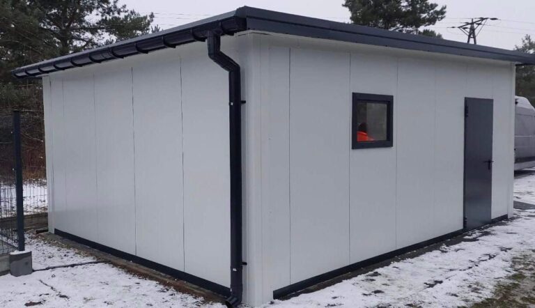 Garaż z płyty warstwowej firmy Garage Delux