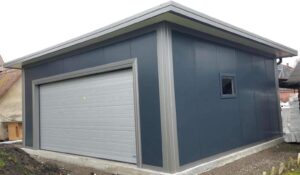 Garaż z płyty warstwowej firmy Garage Delux
