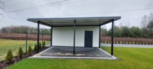 Garaż z płyty warstwowej firmy Garage Delux