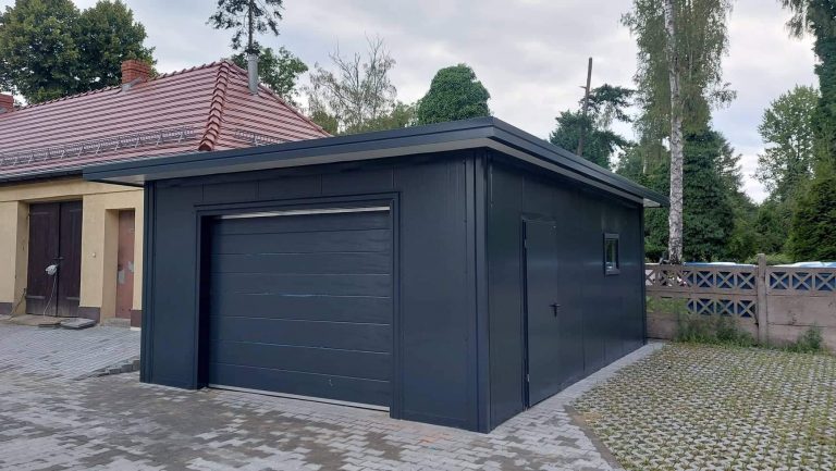 Garaż z płyt warstwowych 4x6 m