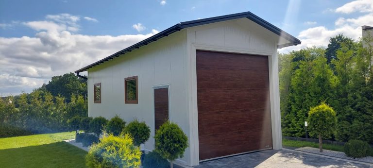 Jak Dopasować Garaż z Płyt Warstwowych do Stylu Architektury Domu