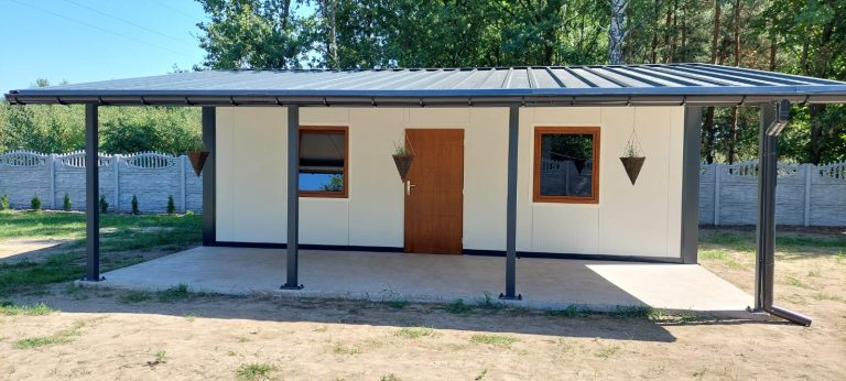 mały garaż brama garażowa ciemny dąb garaż z płyt warstwowych z altaną2