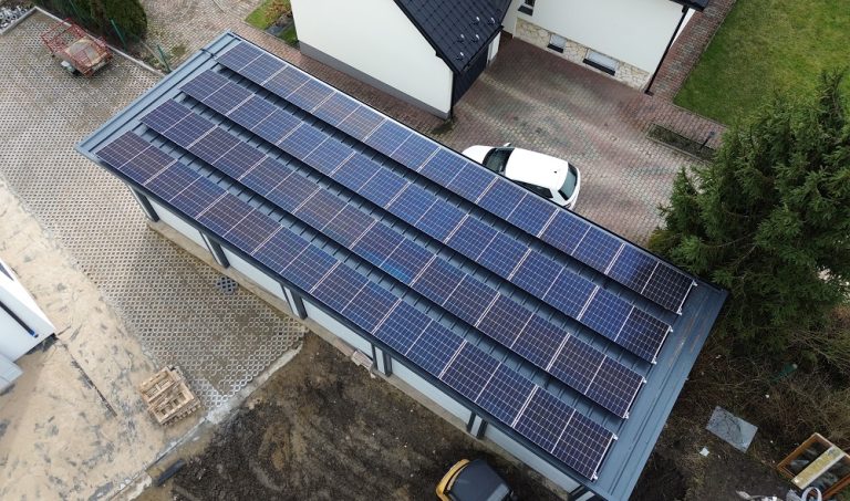 Instalacja fotowoltaiczna na garażu z płyty warstwowej