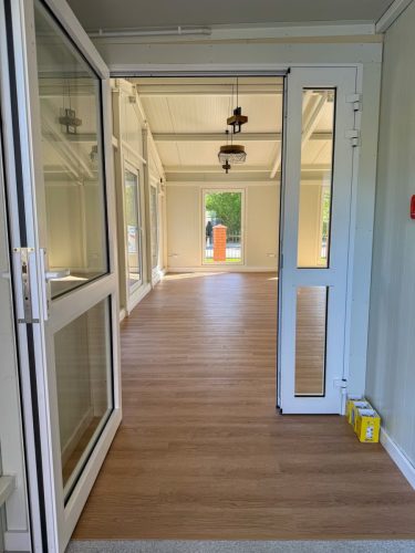 Sala gościnna z płyt warstwowych