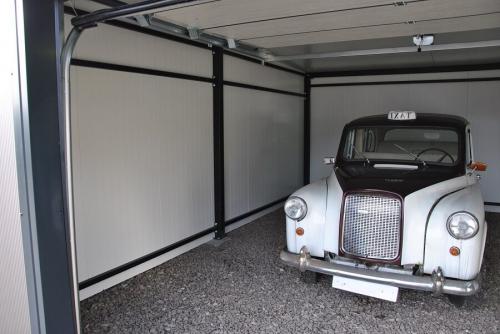 Garaż Cargo Delux Auto w środku