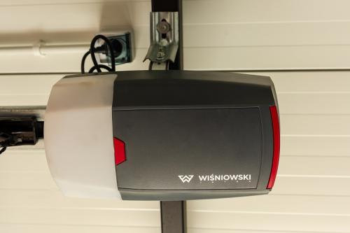 ocieplane bramy garażowe segmentowe z napędem elektrycznym, sterowane zdalnie za pomocą pilota.