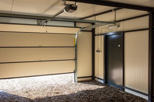 Środek widok zamykającej się bramy garażu ocieplanego z płyty warstwowej Garage Delux