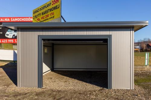 Przód garażu ocieplanego z płyty warstwowej Garage Delux