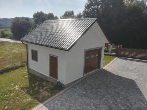 Garaż ocieplany 35m2 wykonany z płyty warstwowej pokrycie blachodachówką