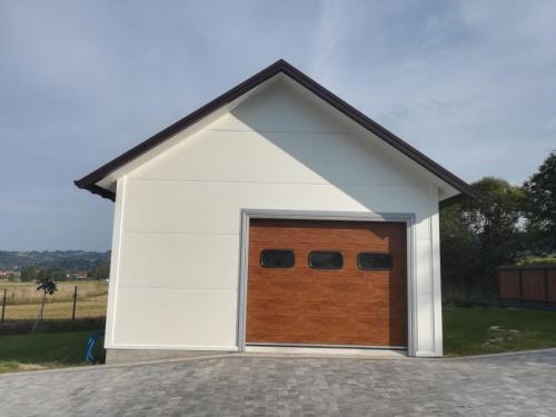 Garaż ocieplany 35m2 wykonany z płyty warstwowej pokrycie blachodachówką