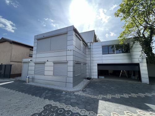 Garaż połączonym z budynkiem biurowym