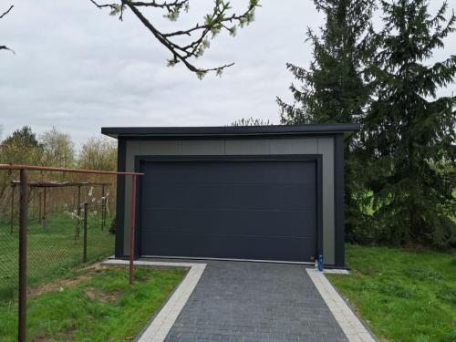 Garaż z płyty warstwowej 5m x 6m