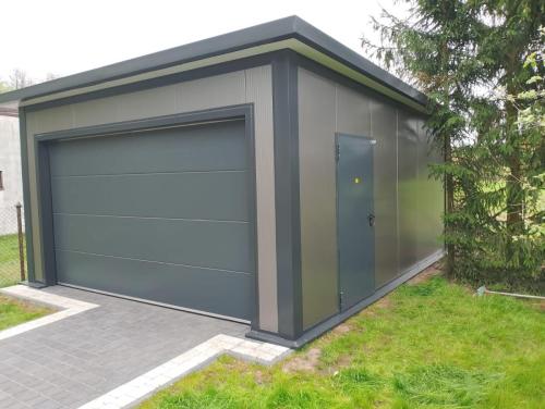 Garaż z płyty warstwowej 5m x 6m