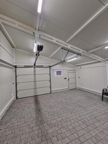 Garaż ocieplany z płyty warstwowej Garage Delux 35m2 - środek