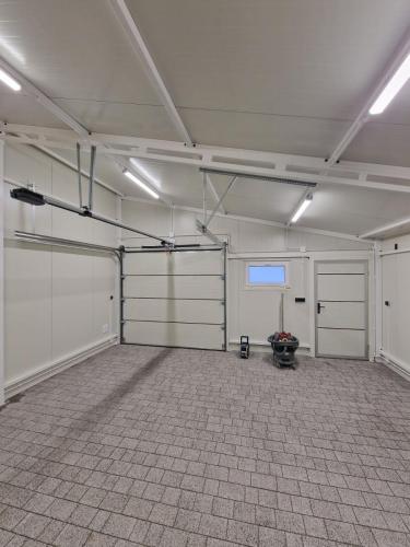 Garaż ocieplany z płyty warstwowej Garage Delux 35m2 - środek