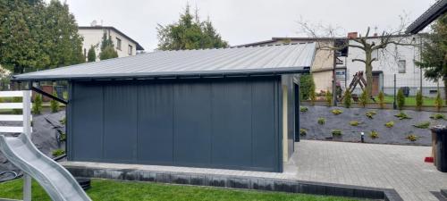 Garaż ocieplany z płyty warstwowej Garage Delux 35m2 - bok