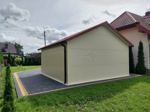 Garaż z Płyty Warstwowej z Dachem Dwuspadowym