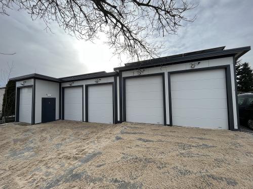 Garaż ocieplany z płyty warstwowej PiR