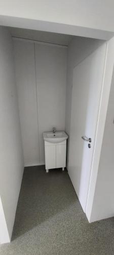 Kontener z płyt warstwowych - sklep8